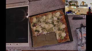 Selbst gemachte Pizza und Salat