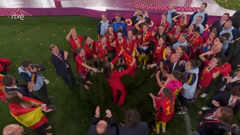 Queen Letizia and Infanta Sofía celebrate on the pitch with the Spanish team #FIFAWomensWorldCup2023