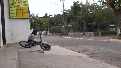 BMX Rider Gets Hit *Down There* | Venda Seu Vídeo