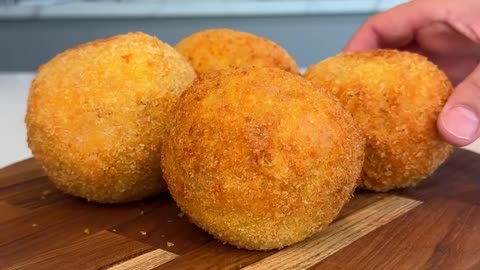 33-Bolinho ou coxinha de linguiça toscana com queijo