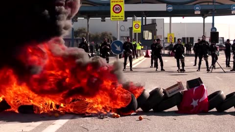 Spanish police carry away farmers blocking port