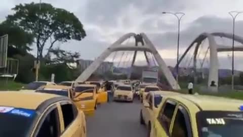 Video: Caos en las vías Girón- Aeropuerto y Lebrija - Bucaramanga por 'plan tortuga' de taxistas