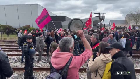 France: Protesters bang pots and pans to welcome Macron in Vendome - 25.04.2023