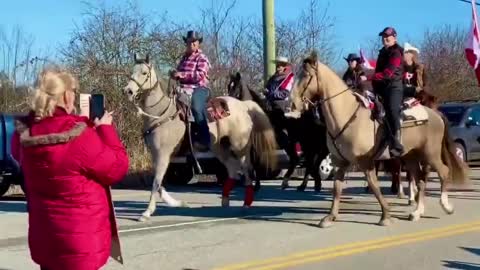 Truckers, farmers, cowboys and thousands of people block the US - Canada border in Vancouver