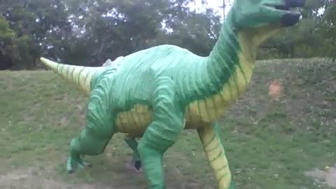 Escultura de um dinossauro verde e amarelo no museu de ciências [Nature & Animals]