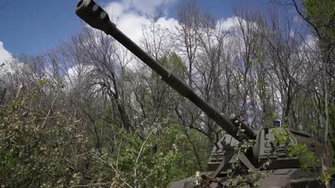 Msta-SM2 self-propelled artillery crews continue to destroy armoured vehicles and camouflaged
