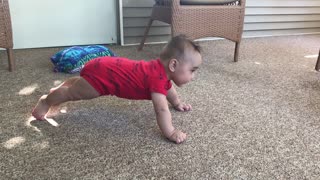 BABY DOING PUSH UP