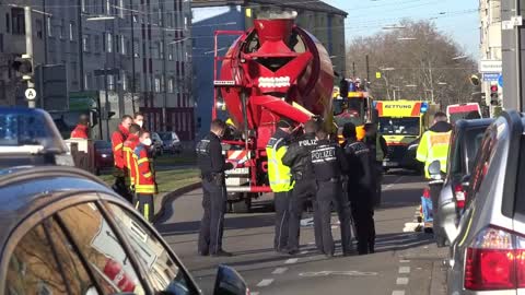 [Schlimmer Unfall in Karlsruhe] - Frau von Betonmischer erfasst