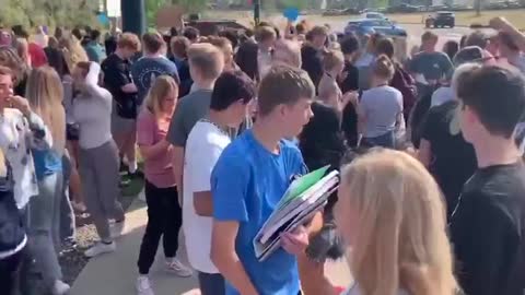 STUDENTS WALKED OUT FROM SCHOOL BECAUSE OF MASK MANDATE