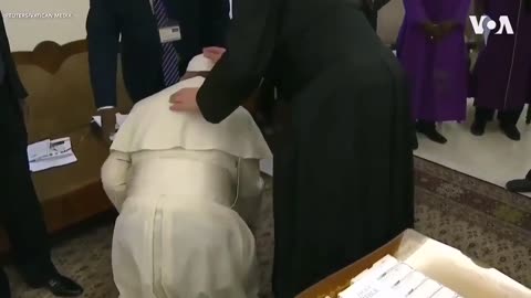 Pope Francis BOWS to Nation of Islam leaders