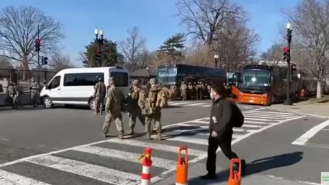 Miles de miembros adicionales de la Guardia Nacional acaban de llegar al Capitolio de USA con equipo