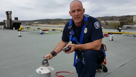 Rope rescue in the fire service. Carabiners as hard connection points. Usage and limitations.