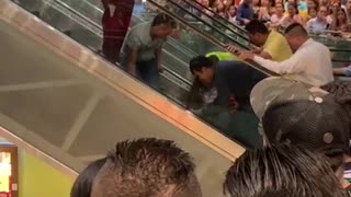 Niño que quedó atrapado en escaleras de centro comercial de Bucaramanga, está estable