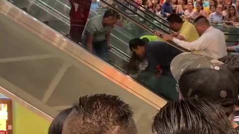 Niño que quedó atrapado en escaleras de centro comercial de Bucaramanga, está estable