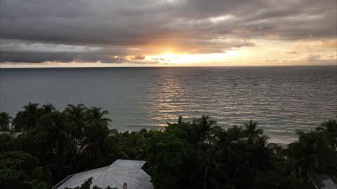 🌅 Mesmerizing Sunset Over West Bay Beach, Roatán, Honduras 🌴