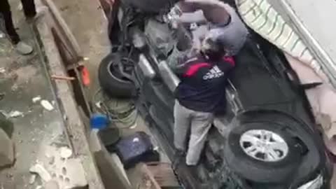 A female driver falls off the buildings roof uses as cars parking (1)
