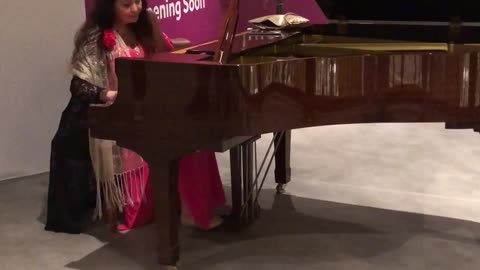 lady playing piano at abudhabi foundation museum