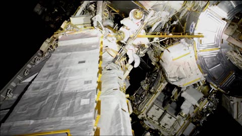 NASA ASTRONAUTS WALK IN SPACE OUTSIDE THE SPACE STATION