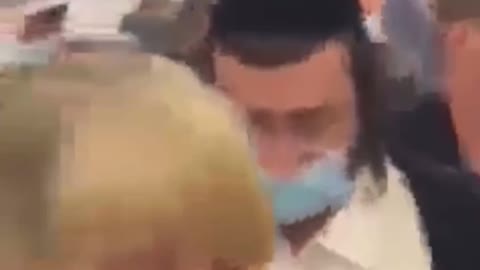 Padres israelíes logran solidaridad de los pasajeros del avión para no ponerle bozal a su hijito