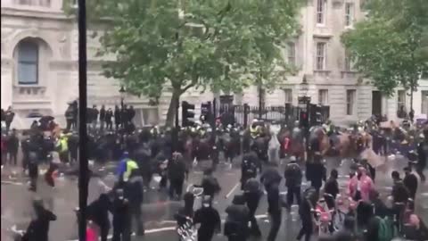 London cop headfull a traffic