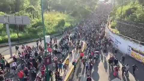 Migrant caravan overruns police roadblock in Mexico