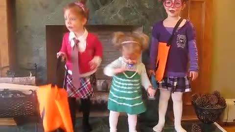 Adorable Sisters dressed as the Chippettes lip syncing