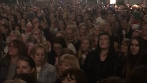 Crowd of Spice Girls Fans Sing Wannabe