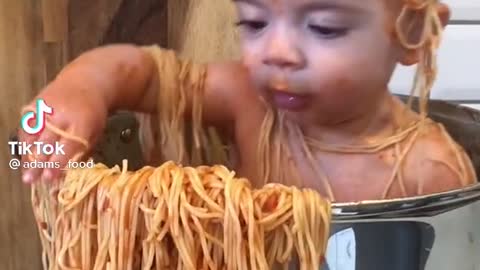 Short video of a cute toddler who bath himself in a pot o spaghetti
