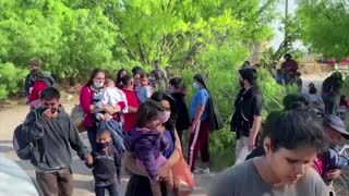 Over 100 migrants head to Texas border wall