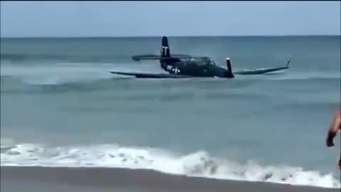 Avião da 2ª Guerra Mundial forçado a pousar em uma movimentada praia da Flórida