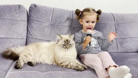 Adorable_Baby_Girl_Shares_Her_Ice_Cream_With_Fluffy_Cat!