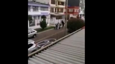 Video: Inflable voló con cinco niños adentro en Bogotá