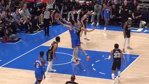 Chet Holmgren goes behind the back past the defense and finishes! SAS-OKC