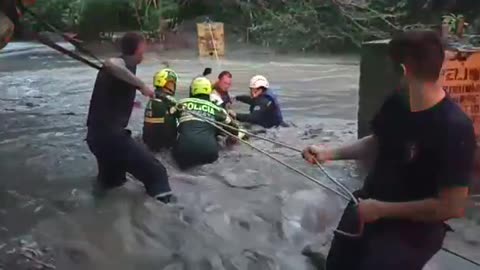 Video: Rescataron a personas atrapadas por creciente del río de Oro en Piedecuesta