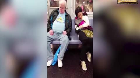Adormeceram no metro e quase chocam um no outro