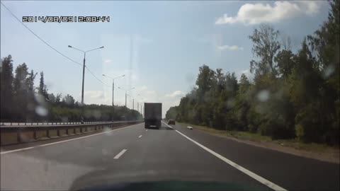 Camera records car accident in Russia