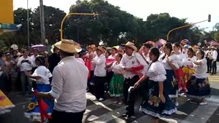 Así transcurre el desfile de carrozas sobre la carrera 27 de Bucaramanga