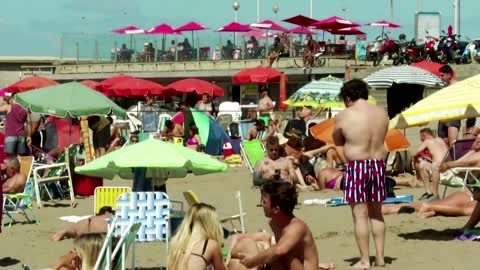 Argentines flock to beaches despite renewed COVID-19 fears