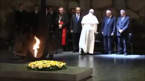 Papa Francesco, Bergoglio, bacia le mani a Rockfeller, Kissinger e Rotshild