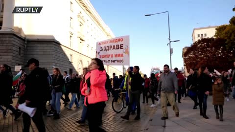 Bulgaria: Hospitality workers march in Sofia against new COVID health pass rule - 28.10.2021