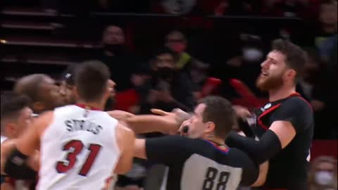 Tyler Herro shoves Jusuf Nurkic in the back _ gets punched in the head -NBA