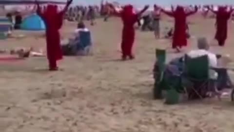 Ceremonia satanica sulla spiaggia in mezzo ai bambini (Cornovaglia, UK). Dove si tiene il G7.