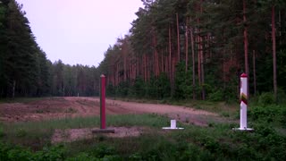 Lithuania builds migrant barrier on Belarus border