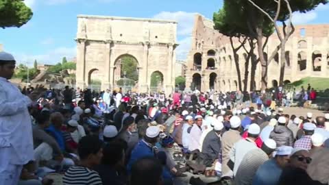 Preghiere islamiche nel centro di Roma con altoparlanti