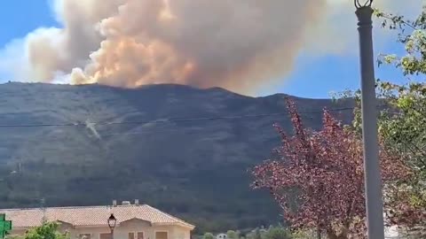 Un incendio forestal incontrolado en Tàrbena de la provincia de Alicante.