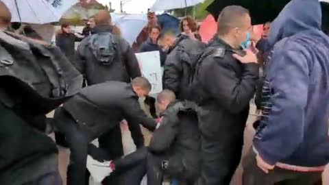 Israel Police brutally attack women protesting mandates