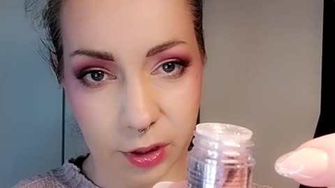 Makeup Hack for loose Glitter