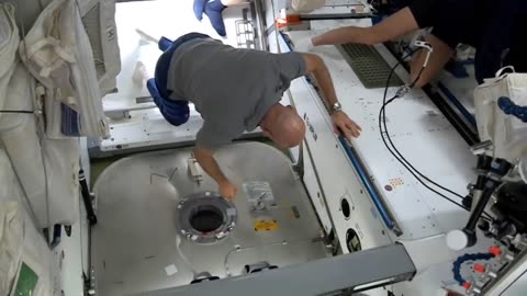 How astronauts live in space station