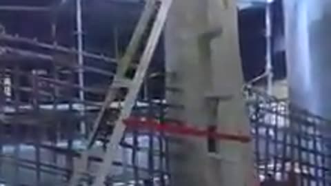 "Walking" ladder defies laws of physics