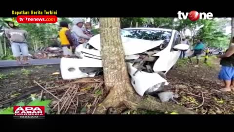 Hindari Bus, Mobil Minibus Hantam Pohon hingga Ringsek | Apa Kabar Indonesia Malam tvOne